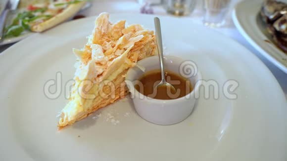 白色盘子上的蛋糕片杏果酱到蛋糕咖啡馆的甜点拿破仑蛋糕视频的预览图