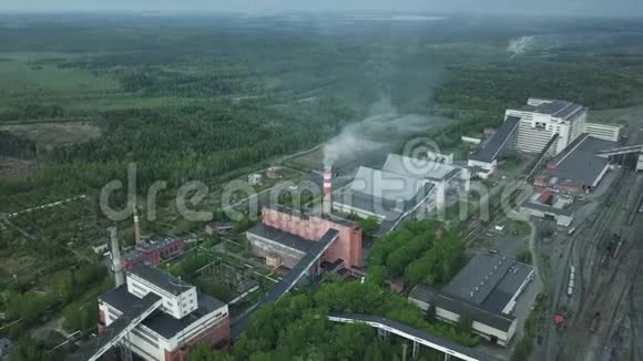 大型建筑物和烟囱的工厂工业区鸟瞰图生产系统视频的预览图