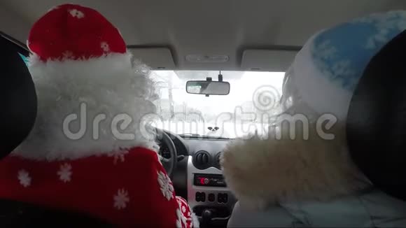 圣诞老人和孙女白雪公主开车视频的预览图