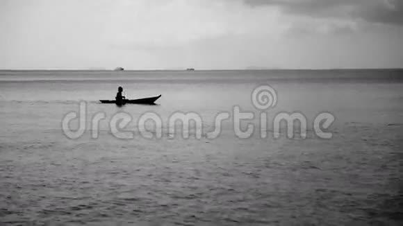 独木舟与人在海洋生物视频的预览图