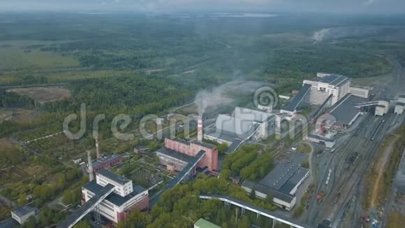 大型建筑物和烟囱的工厂工业区鸟瞰图生产系统视频的预览图