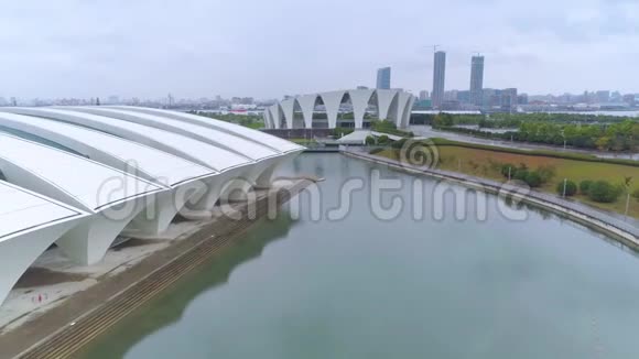 中国上海2017年5月6日上海东方体育中心空中视频4K雾黄昏视频的预览图
