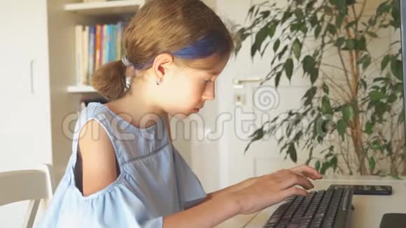 小女孩在家电脑工作视频的预览图