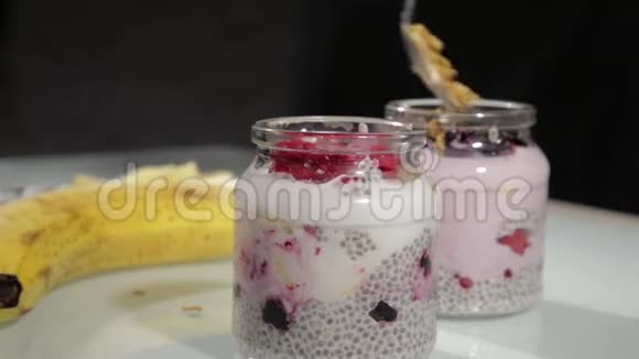用辣椒覆盆子香蕉和蓝莓做椰奶布丁健康甜点和节食概念视频的预览图
