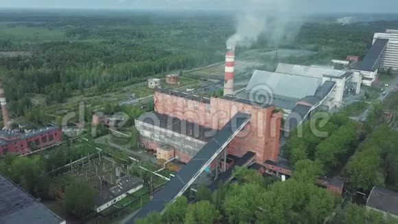 老砖工业建筑有高大的烟囱堆被森林包围从上面可以看到空中景色视频的预览图