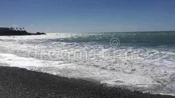 从塞浦路斯帕福斯海滩的海景阳光明媚的天空带小波浪的地中海夏日海滩户外旅行视频的预览图