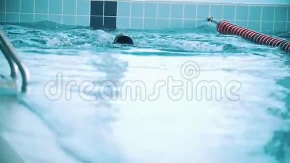 残疾人在游泳池的背部游泳慢动作视频的预览图