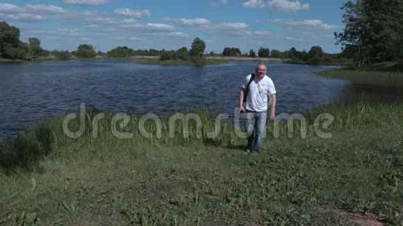 徒步旅行者在湖边自拍视频的预览图