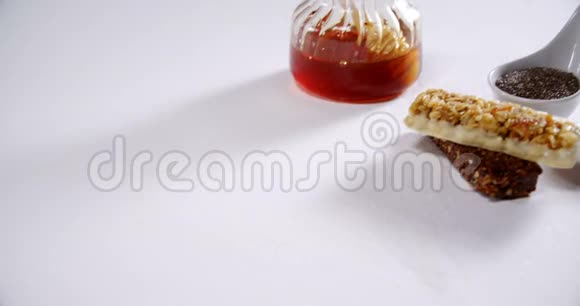 加蜂蜜和谷物的格兰诺拉酒吧4k视频的预览图