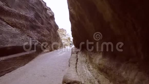 佩特拉古城峡谷内漫步视频的预览图