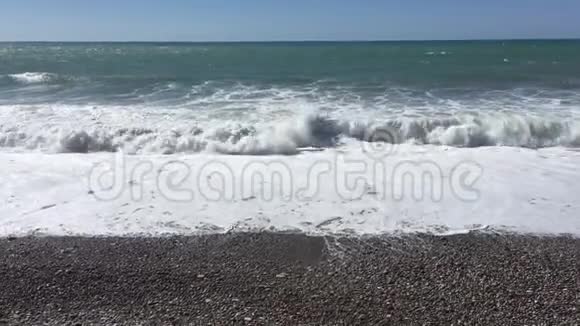 从塞浦路斯帕福斯海滩的海景阳光明媚的天空带小波浪的地中海夏日海滩户外旅行视频的预览图