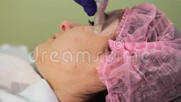 这位年轻女子在手术过程中了脸创新的美容程序医疗程序复兴视频的预览图
