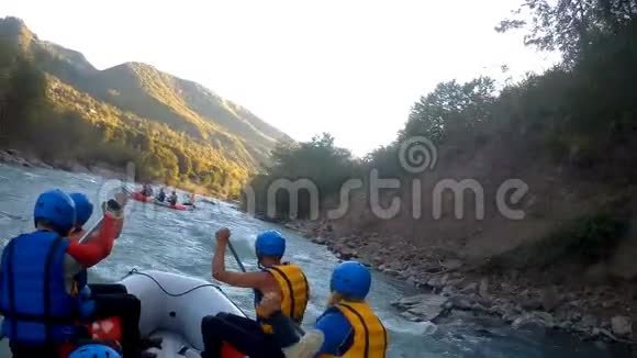 团队沿着荒山河划船危险的白水漂流视频的预览图