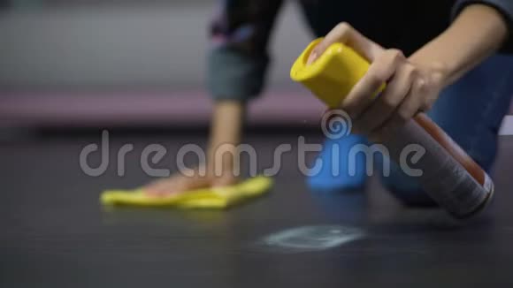 家庭主妇使用喷雾剂清洁地板有效去除脏点视频的预览图