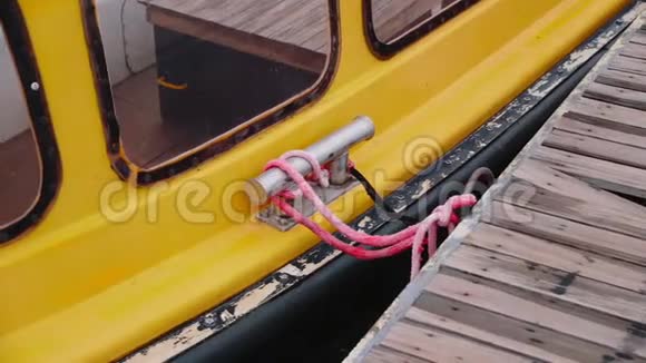 黄色游艇停泊在停车场的码头视频的预览图
