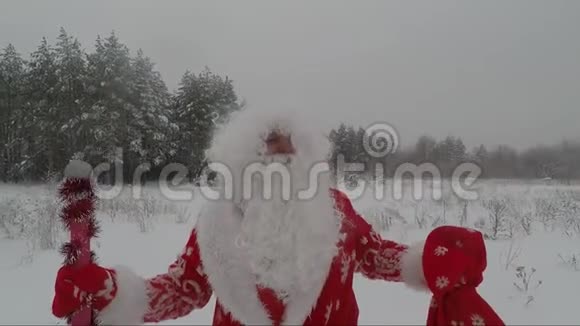 圣诞老人在冬天的森林里看大自然视频的预览图