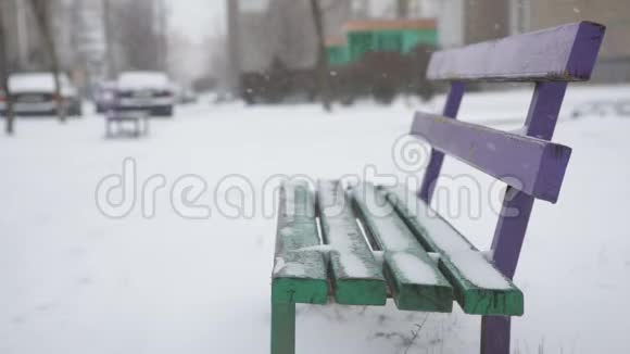城市院子里的长凳大雪暴风雪冬天视频的预览图