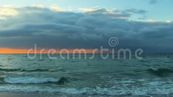 部分黑暗多云下雨了坏天气要下雨了从海岸到大海的全景视频的预览图