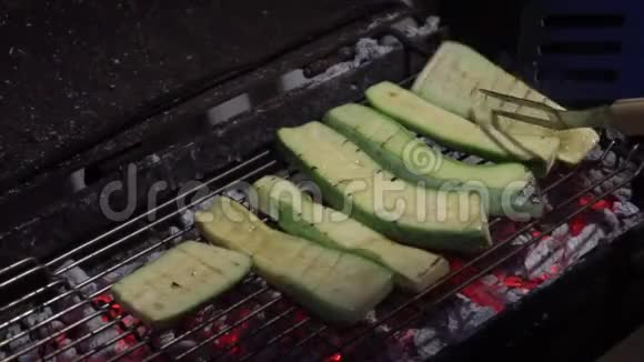 新鲜自制绿色西葫芦烤制视频的预览图