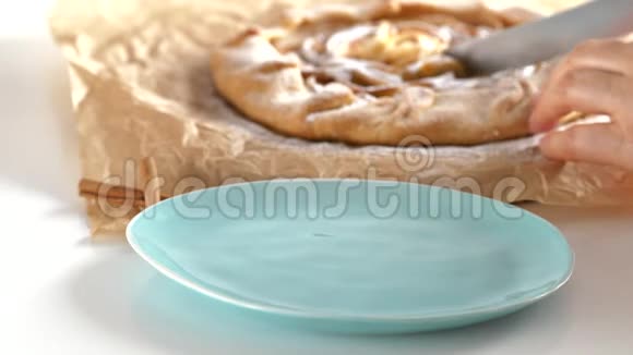 女人切下一块馅饼放到盘子里视频的预览图