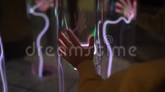 安装在科学博物馆里一个女人用发光的气体敲打管子的手的慢镜头惰性气体视频的预览图