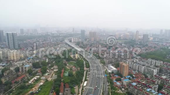 中国武汉2017年5月2日空中无人机视频红色悬索桥交通流过视频的预览图