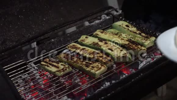 新鲜自制绿色西葫芦烤制视频的预览图