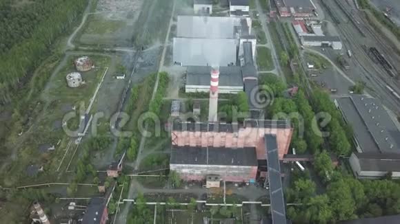 大型工业庄园有工作烟囱和森林附近的旧红色建筑空中观景视频的预览图