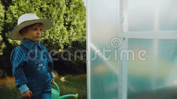 小农夫正拿着水壶进温室视频的预览图