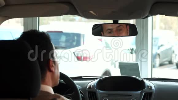 一个快乐的人正准备在新车上第一次旅行视频的预览图