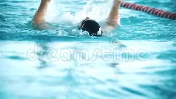 残疾人在游泳池的背部游泳慢动作视频的预览图