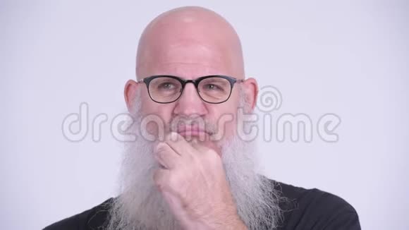 一张成熟的脸秃头的男人一边笑着一边想视频的预览图