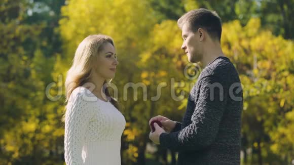 秋天公园的惊喜求婚女人答应了兴奋的一对订婚视频的预览图