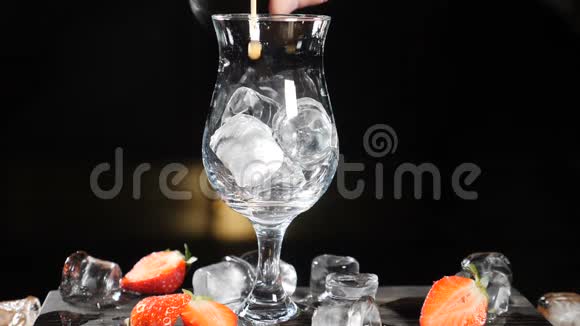 酒吧和鸡尾酒概念酒保准备水果鸡尾酒巴曼把果汁倒入加冰的玻璃杯中快关门飞溅视频的预览图