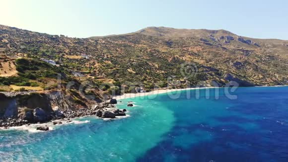航空公司从上面看美丽的夏天海景希腊埃维亚岛的洛基海滩视频的预览图
