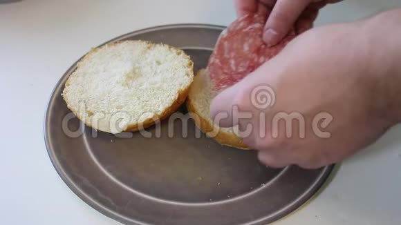 做三明治视频显示把所有的原料放在面包上视频的预览图
