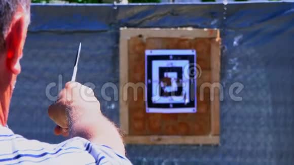 男子从远处向目标投掷一把刀刀没有击中目标向目标扔刀子视频的预览图