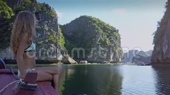 女孩在船上旅行带房子和码头的照片岛视频的预览图