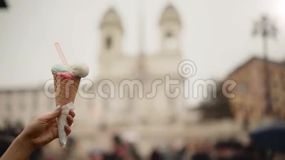 女人手里拿着冰淇淋意大利罗马模糊的西班牙广场视频的预览图