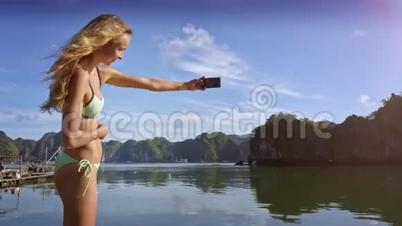 女孩站在帆船上海湾渔村照片视频的预览图