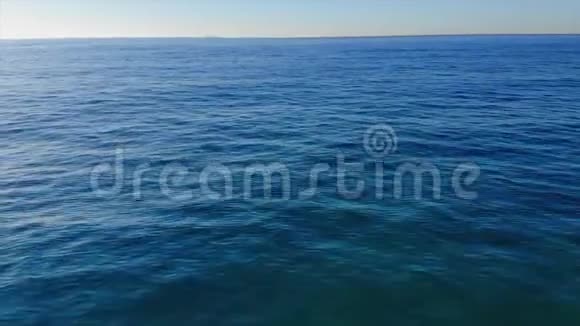空中无人机在西班牙海岸水面上的拍摄视频的预览图