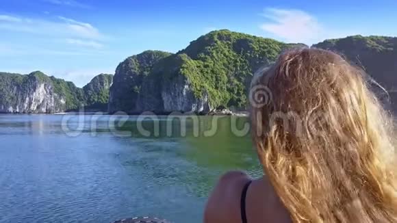 宁静湾和悬崖对天空和背面女孩的看法视频的预览图