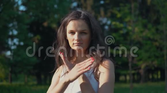 一个年轻漂亮的女人不做手势视频的预览图
