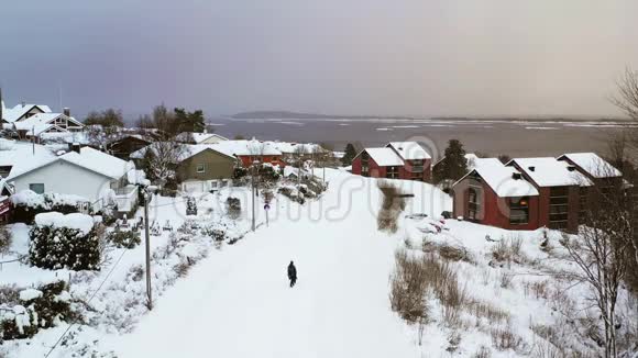 冬季阴天期间挪威莫尔德居民区的鸟瞰图视频的预览图
