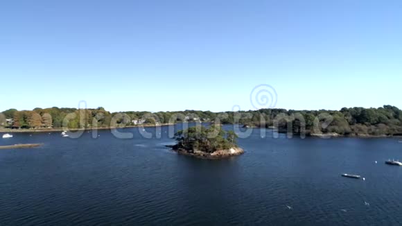 空中无人机在4K湖飞越岛屿视频的预览图