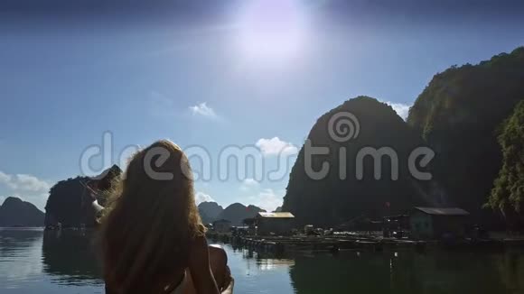 船湾及浮村乘岛后景女孩视频的预览图