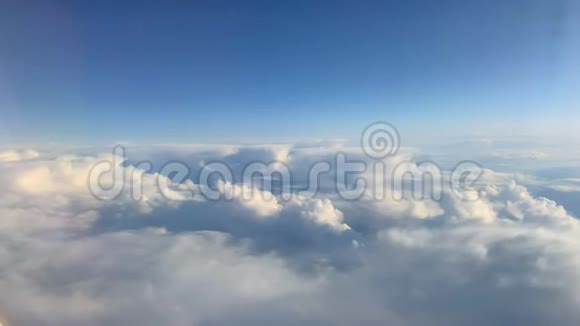 从阿姆斯特丹飞往桑德费乔的飞机上记录的云视频的预览图