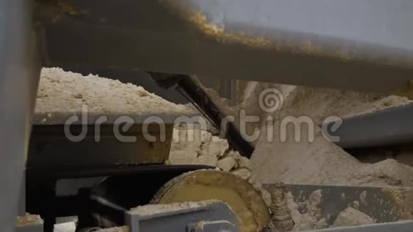 砂和地面的加工机器工作和输送线输送沙子露天矿关门视频的预览图