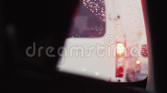 交通车刹车灯闪烁的仪表板视图视频的预览图