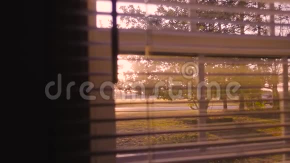 早晨日出安静的街道透过窗户百叶窗关闭视频的预览图